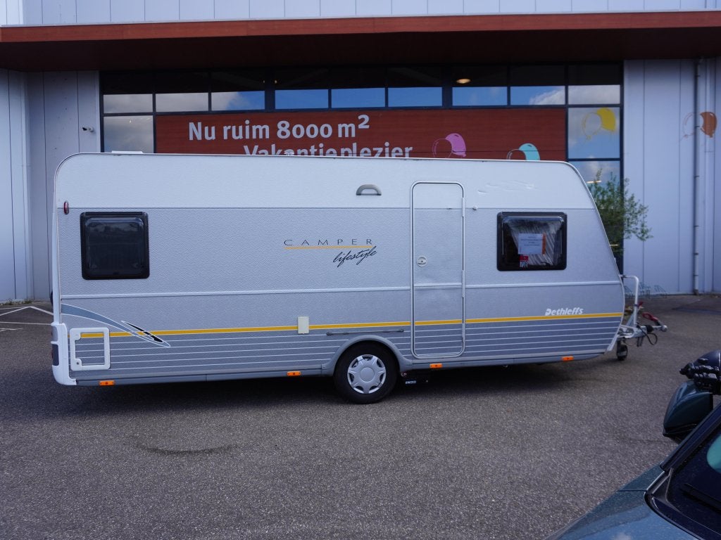 Dethleffs Camper Lifestyle 510 DB MET MOVER, Caravans en Kamperen, Caravans, Overige typen, Dethleffs, 5 tot 6 meter, Tot en met 4