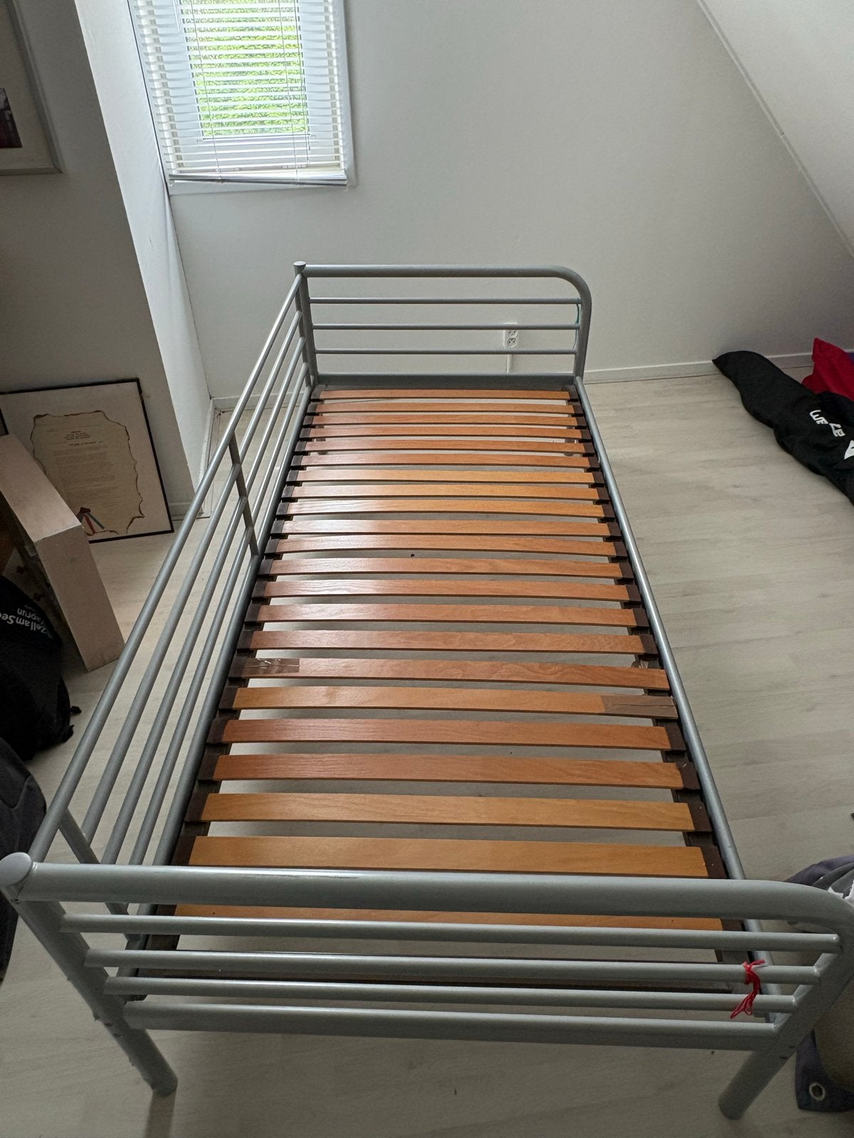 Eenpersoonsbed met lattenbodem - Grijs metaal, Ophalen, Gebruikt, 90 cm, Eenpersoons