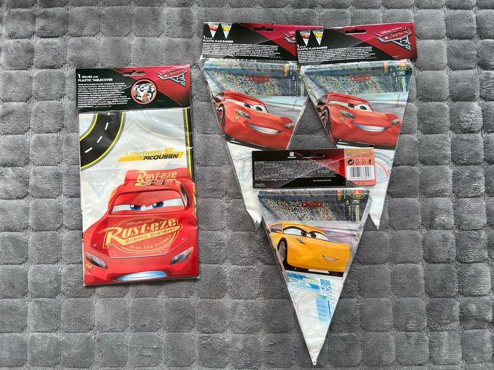 NIEUW, Disney’s Cars Tafelkleed en 3 Slingers - Feestpakket, Ophalen of Verzenden, Nieuw, Versiering, Film of Tv