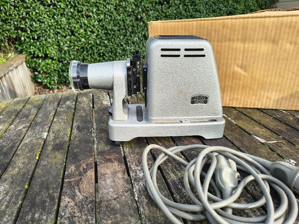 dia projector, Zeiss, IKON AG. Stuttgart, klein beeld 4x4,, Audio, Tv en Foto, Diaprojectors, Ophalen of Verzenden, Gebruikt