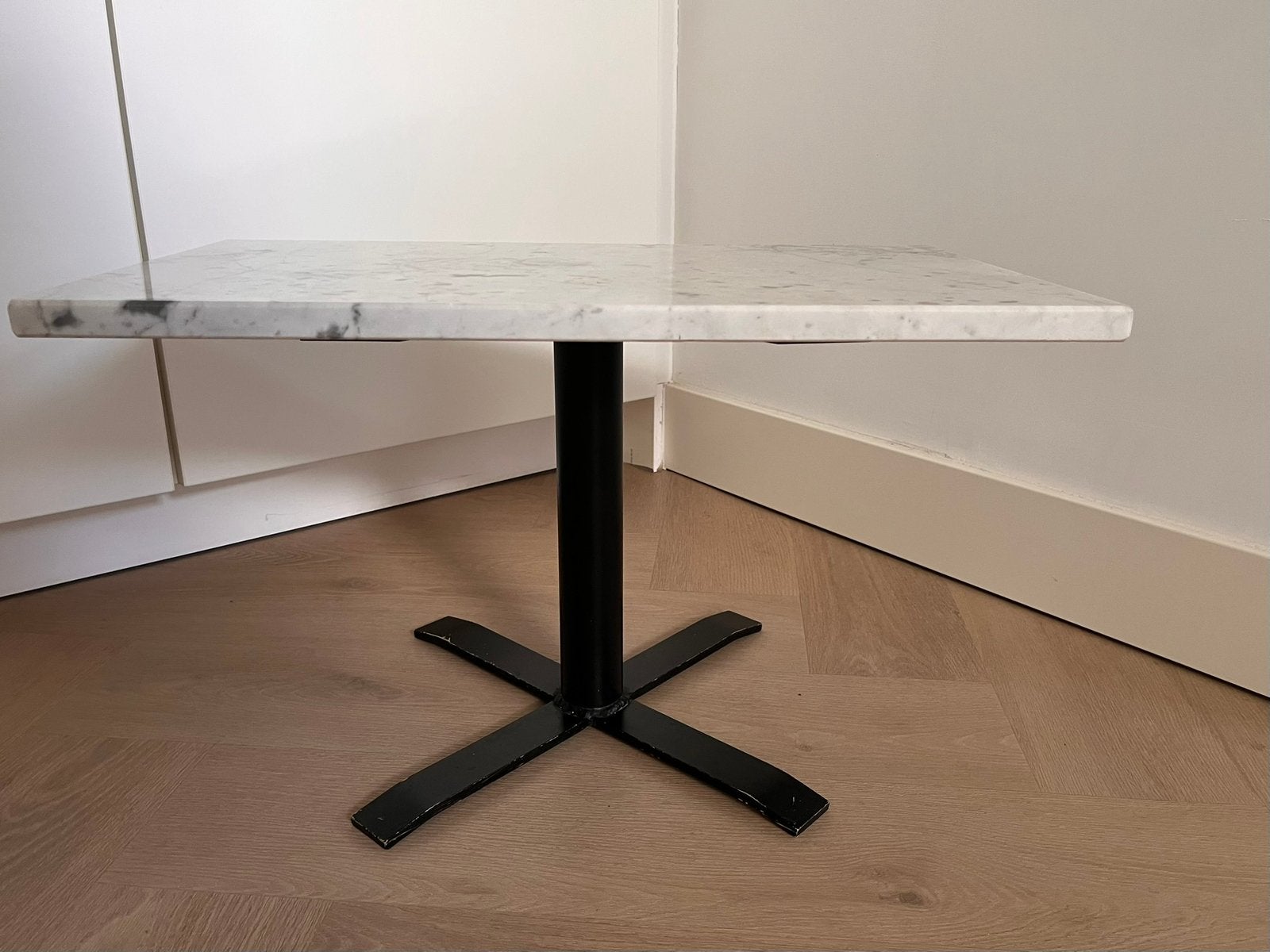 Marmeren bijzettafel op zwart onderstel, Gebruikt, Rechthoekig, Overige materialen, Minder dan 45 cm
