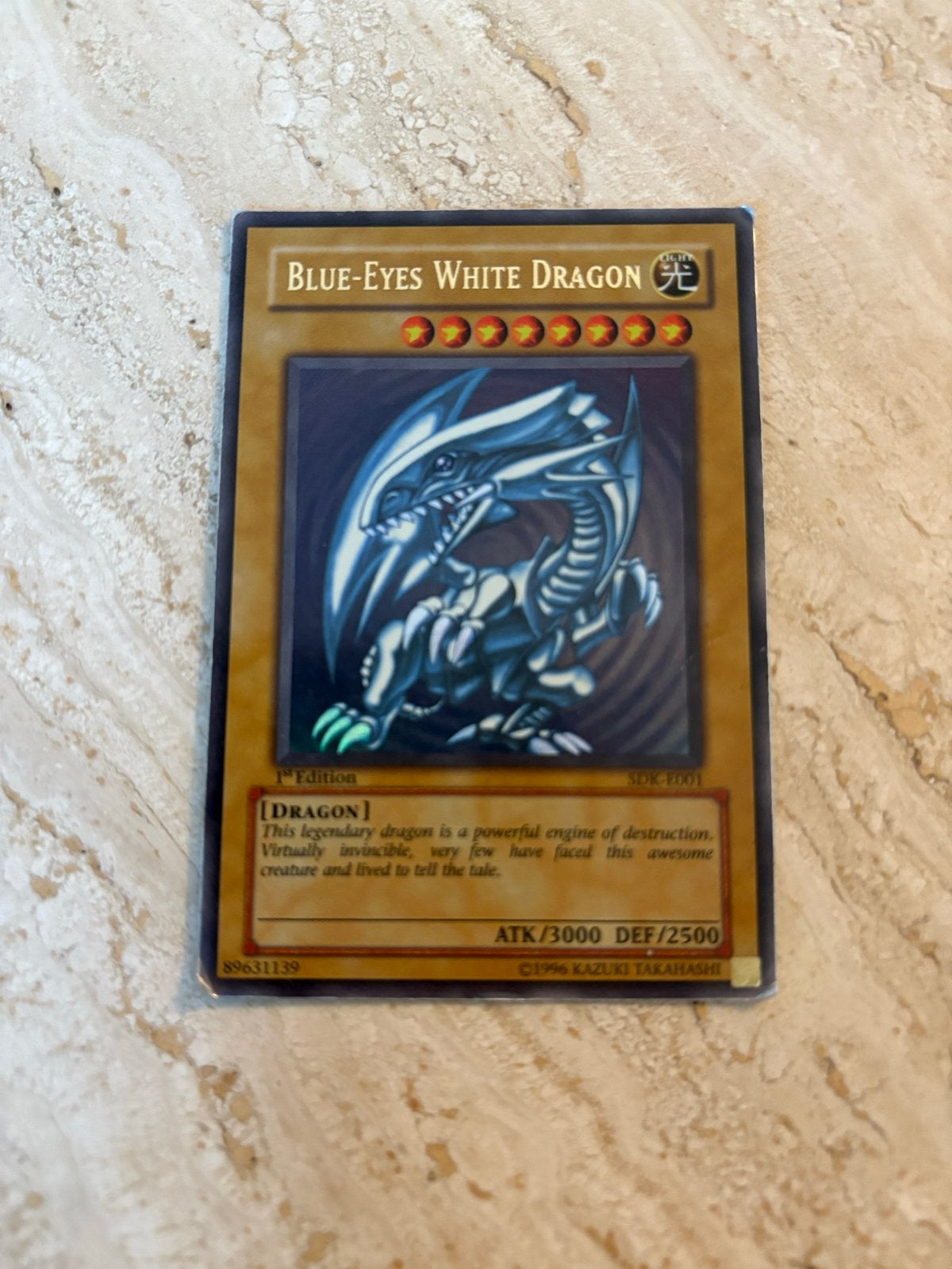 Blue-Eyes White Dragon [1st Edition] SDK-E001 GO/EX, Ophalen of Verzenden, Gebruikt