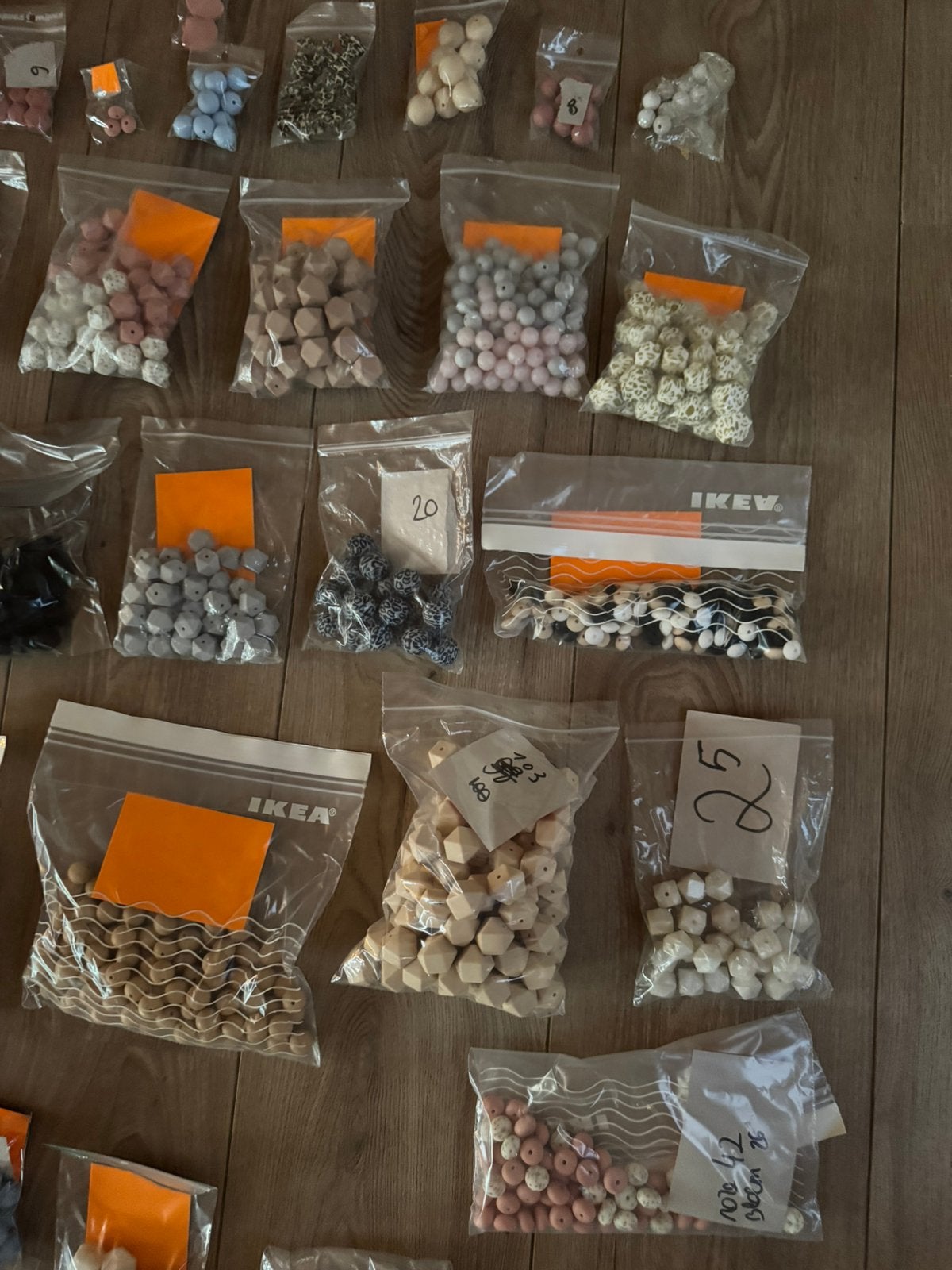 Foto 14 van Mega collectie van 6200+ siliconen kralen te koop