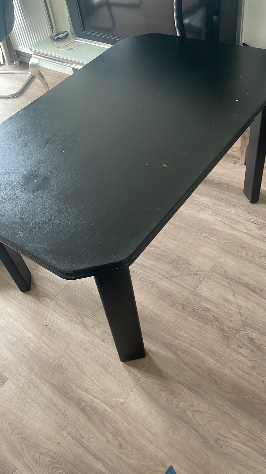 Uitschuifbare eettafel met 4 stoelen