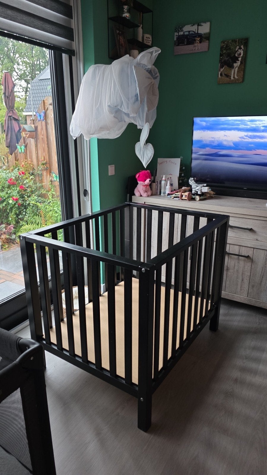 Zwarte baby box met hemeltje en matras, Kinderen en Baby's, Ophalen, Gebruikt, Vierkant, In hoogte verstelbaar