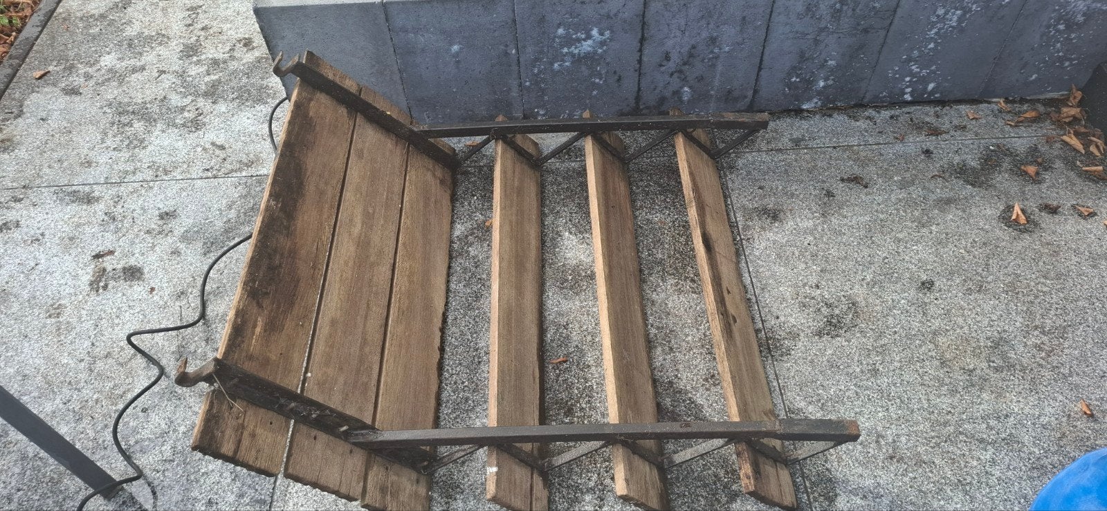 Robuuste houten traptrede met metalen frame, Ophalen, Gebruikt, Minder dan 2 meter
