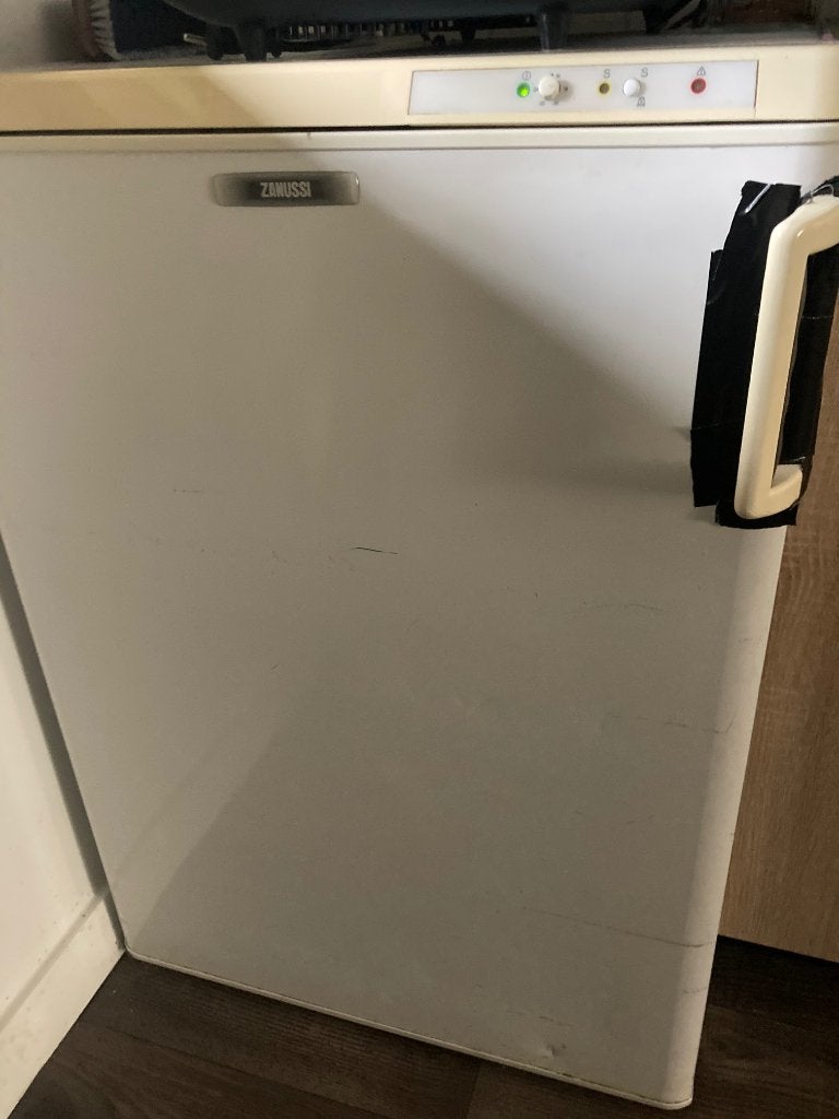 Gratis Zanussi vrieskist, Witgoed en Apparatuur, Vriezers en Diepvrieskisten, Gebruikt, Ophalen, Vrieskast, 85 tot 120 cm