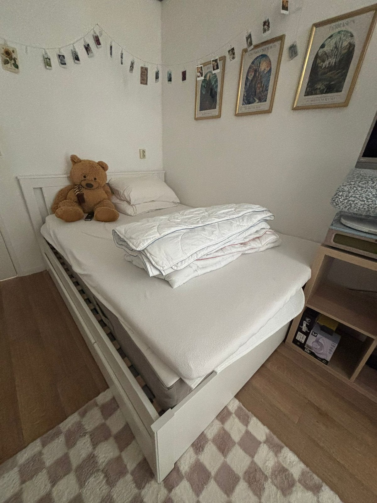 Bed, bureau en kastje gratis af te halen in Breda, Ophalen, Gebruikt, 90 cm, Wit