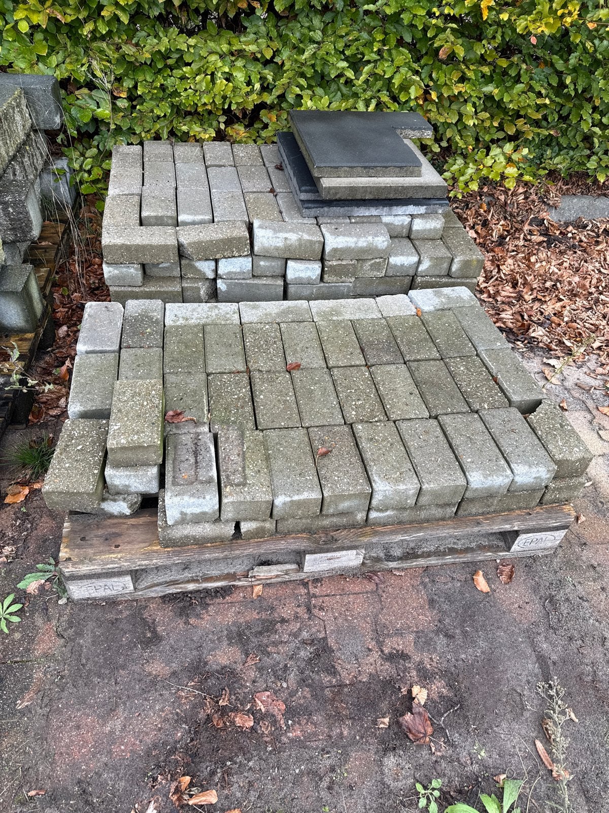 Partij grijze betonklinkers (excl. tegels), Tuin en Terras, Ophalen, Gebruikt, Klinkers, 10 m² of meer