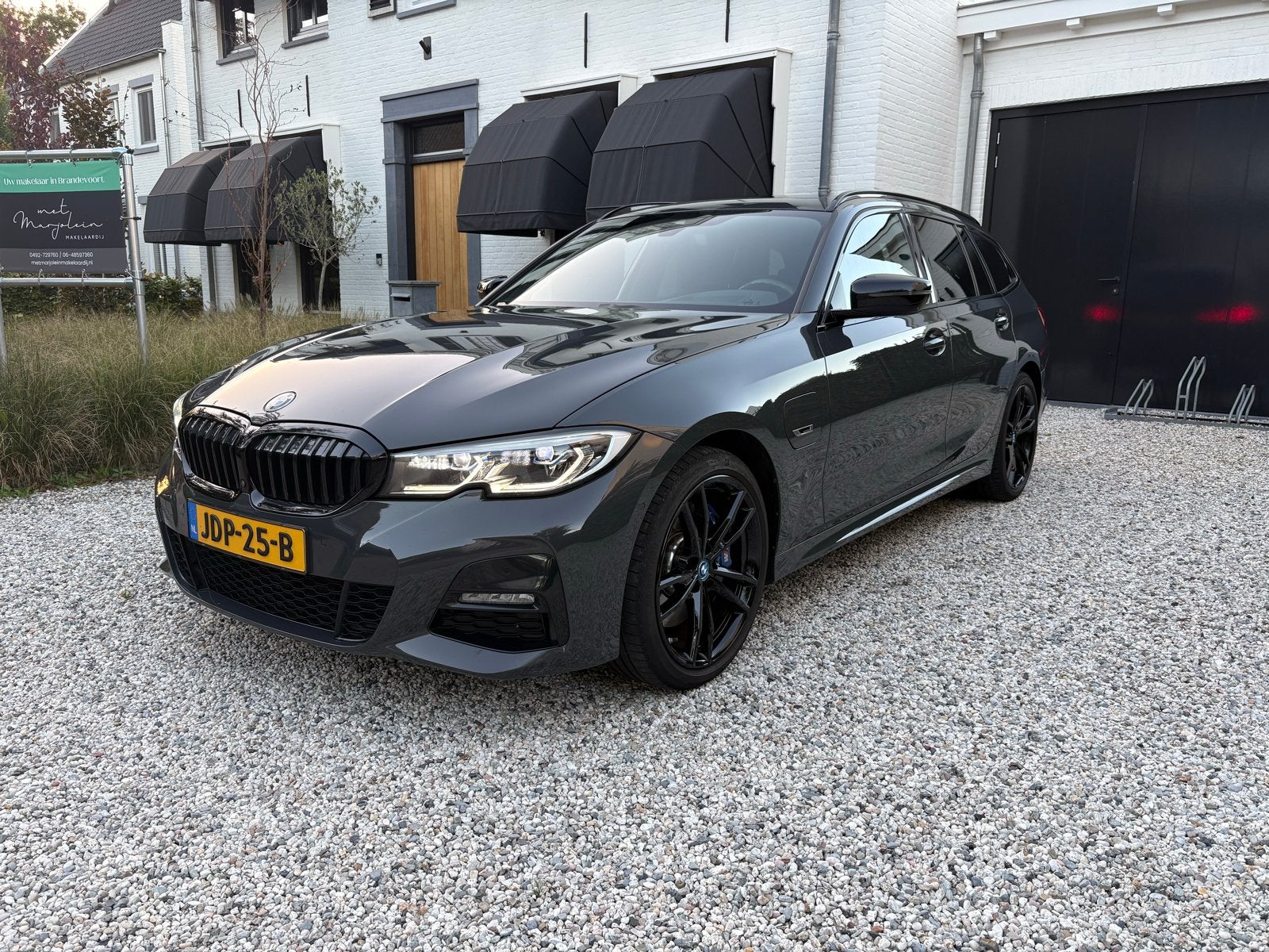 BMW 330e Touring High Executive 2022 Full option BTW-auto, Auto's, Achterwielaandrijving, Skiluik, Zwart, 4 cilinders