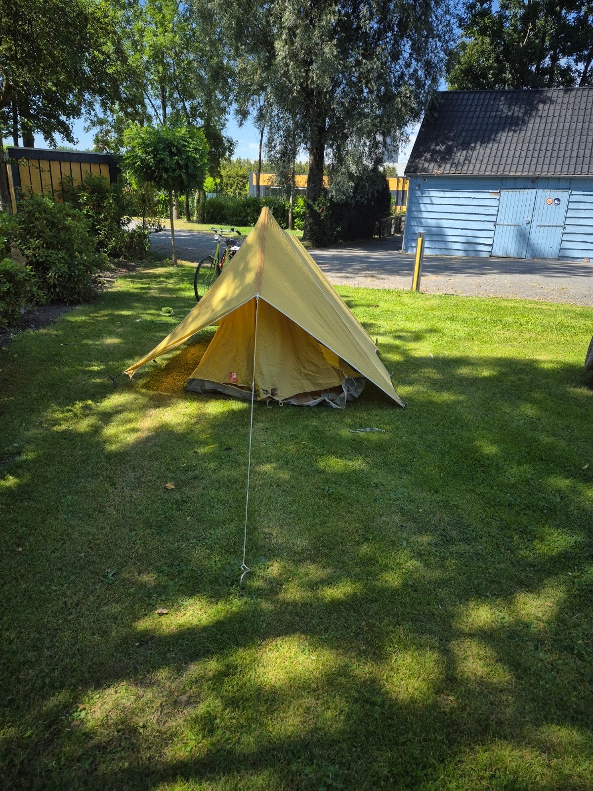 Vintage tent met badges - Gebruikte staat, Caravans en Kamperen, Tenten, Ophalen, Gebruikt, Tot en met 2