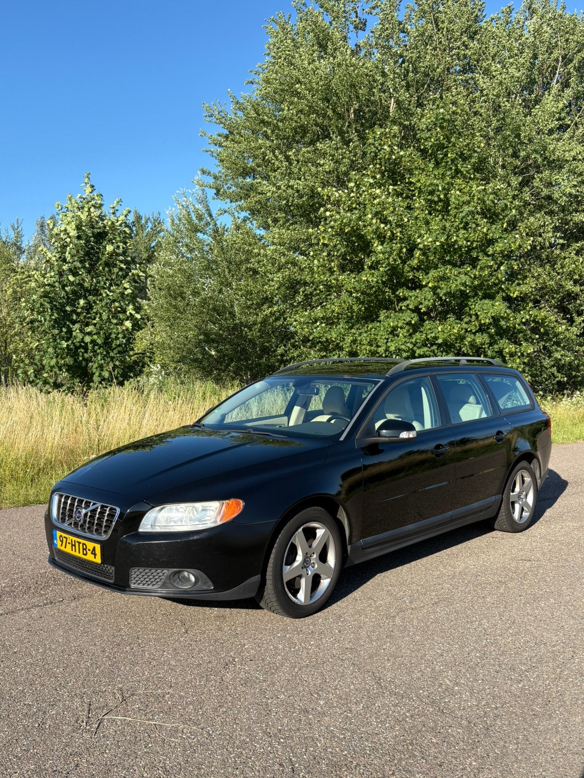 Volvo V70 2.5 T Kinetic - Leder - Airco, Auto's, Voorwielaandrijving, 1800 kg, Beige, Stationwagon
