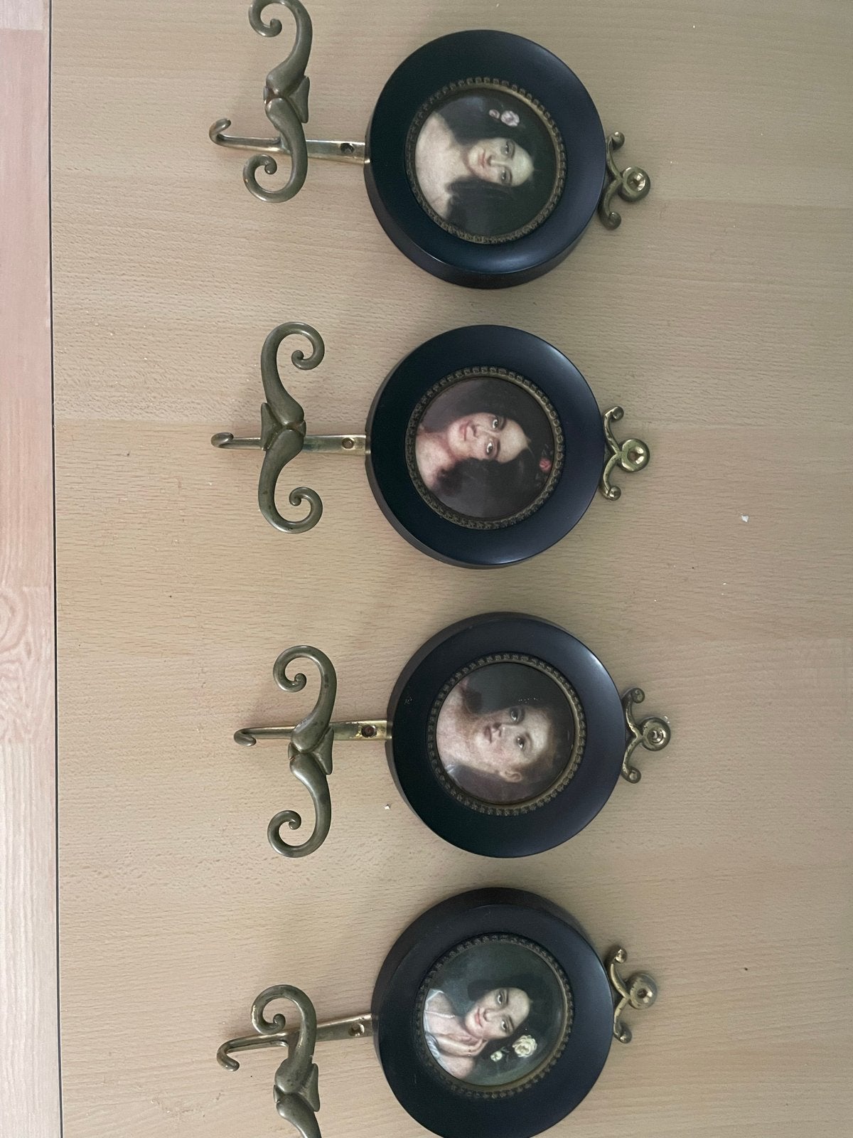 Set van 4 antieke kapstokhaken met portretminiaturen, Ophalen of Verzenden