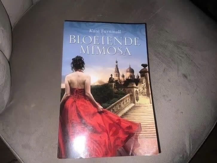 Bloeiende Mimosa - Kate Furnivall (roman), Boeken, Europa overig, Ophalen of Verzenden, Kate Furnivall, Zo goed als nieuw