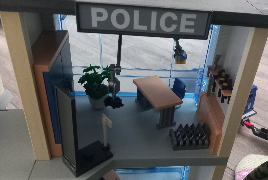 Politie bureau, Ophalen, Zo goed als nieuw