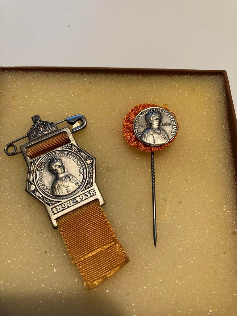 Koninklijk huis hanger en speldje Wilhelmina 1938, Ophalen of Verzenden, Nieuw, Overige onderwerpen