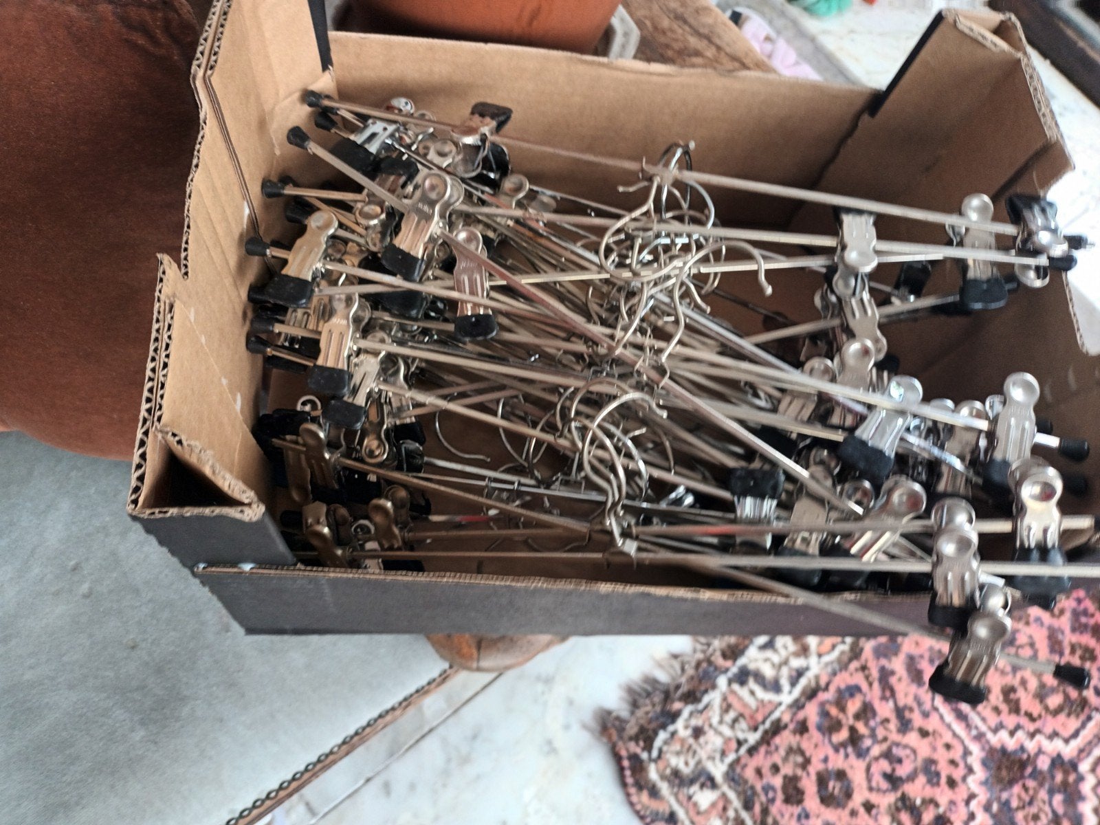 50 stuks broekhangers van metaal, Kleding | Dames, Kledinghangers, Ophalen, Gebruikt, Metaal, Volwassenen
