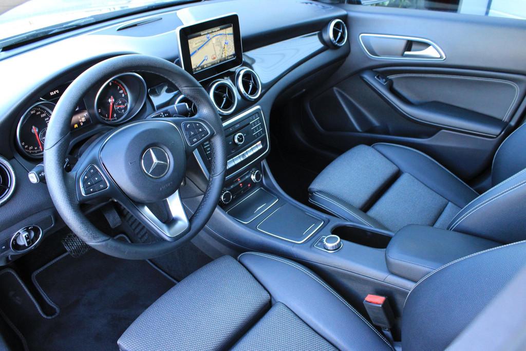 Mercedes-Benz CLA-Klasse 180 Pano | Trekhaak | Carplay | Sto, Gebruikt, 4 cilinders, 715 kg, Leder en Stof