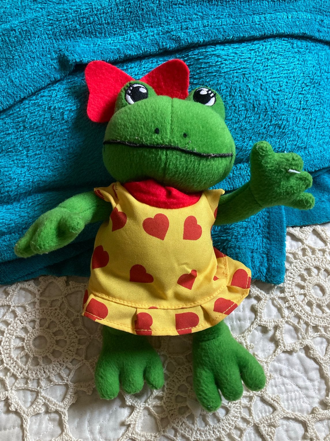 Leuke Duinrell groene kikker knuffel Lelie met rood jurkje, Kikker, Overige merken, Overige karakters, Ophalen of Verzenden