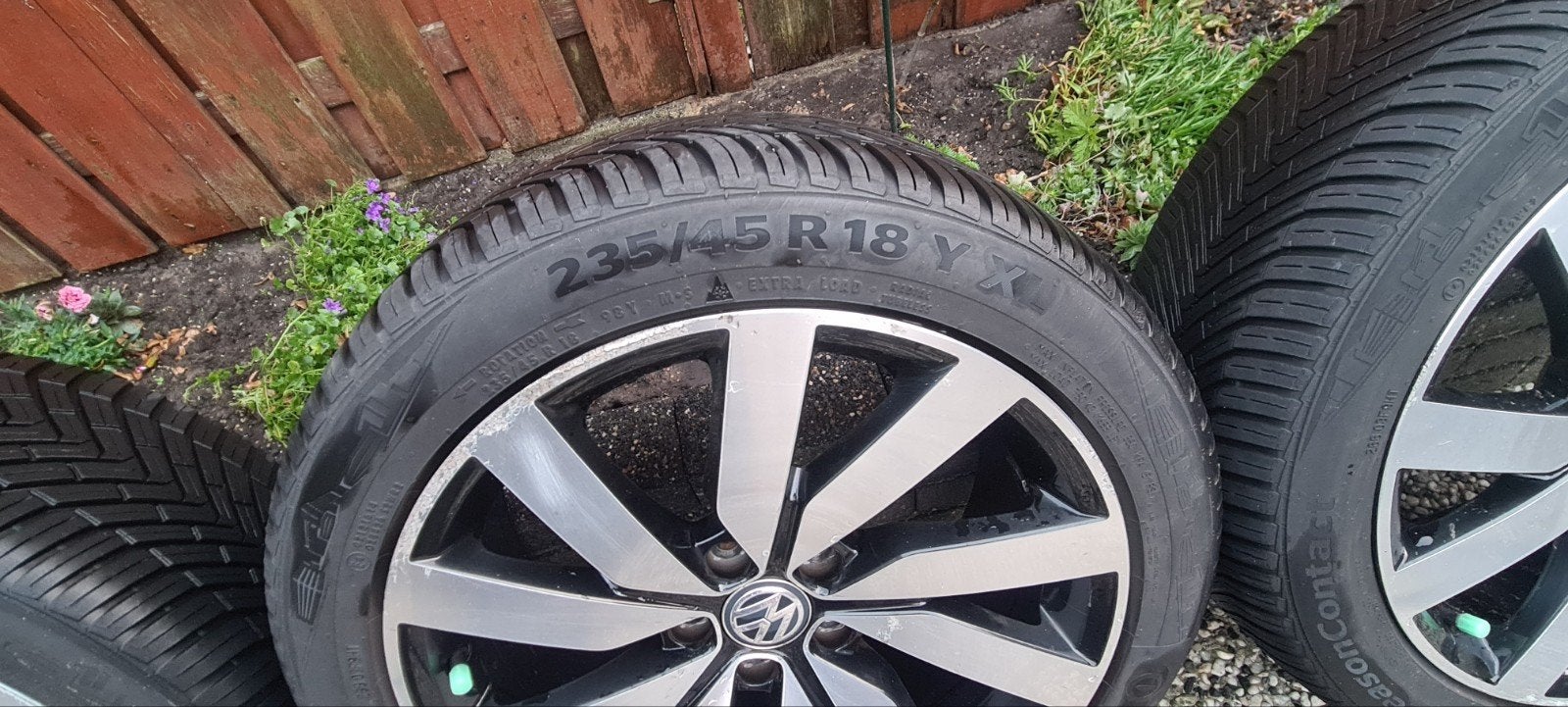 Continental All Season banden met VW velgen 235/45 R18, Ophalen, Gebruikt