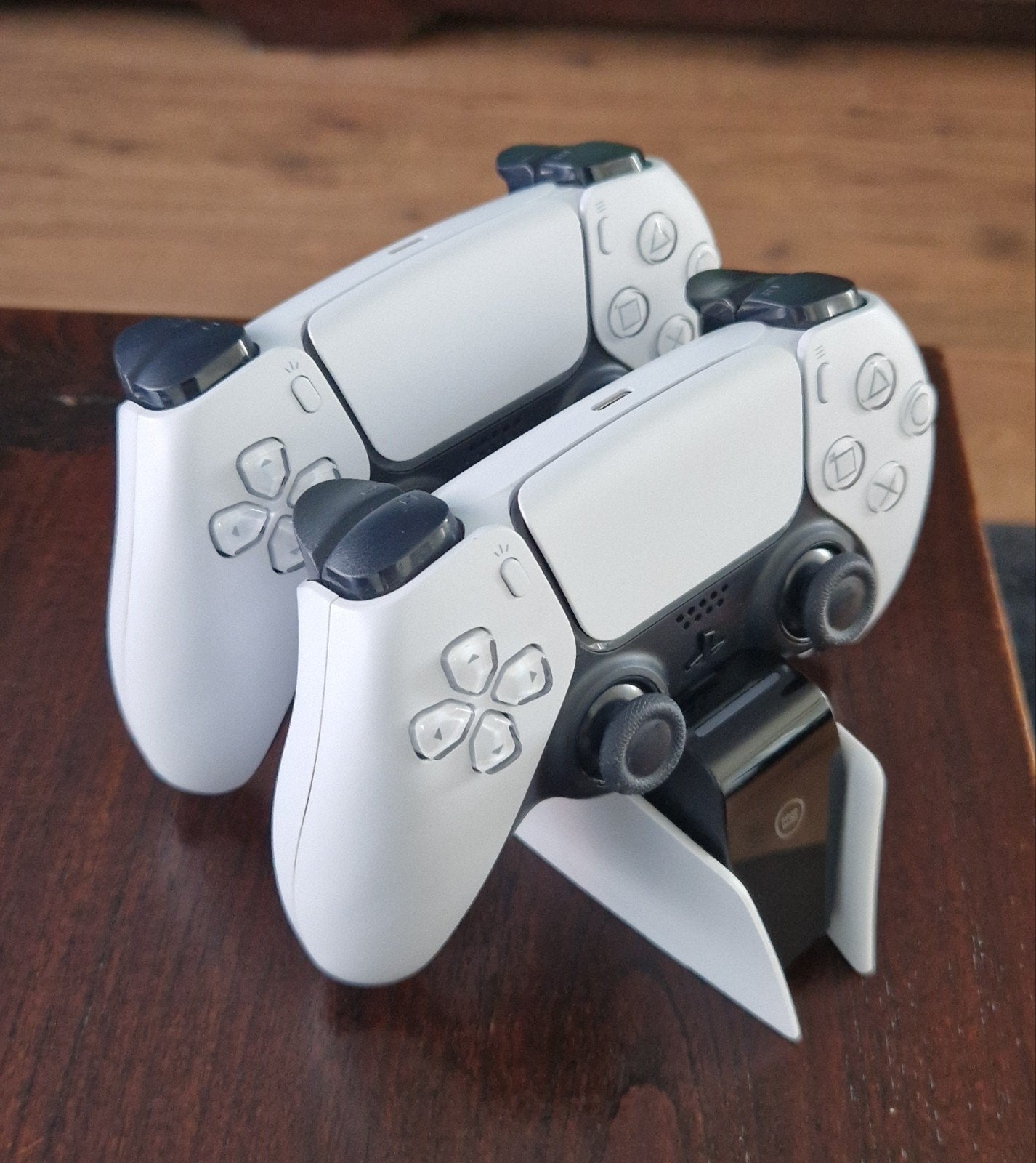 Foto 5 van Sony PlayStation 5 Pro met 2 controllers en headset