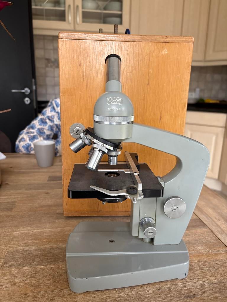 Vintage Kyowa Tokyo Microscoop met Houten Kist, Audio, Tv en Foto, Optische apparatuur | Microscopen, Ophalen of Verzenden, Zo goed als nieuw