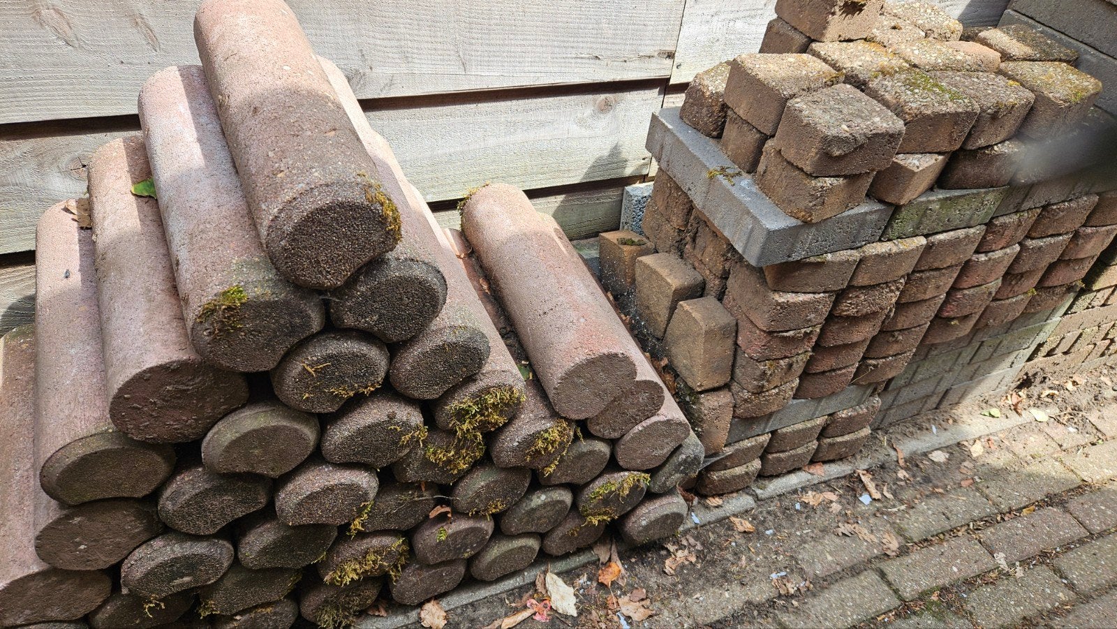 Gratis diverse stenen, oa waaltjes en bandjes, Tuin en Terras, Tegels en Klinkers, Ophalen, Beton, Klinkers