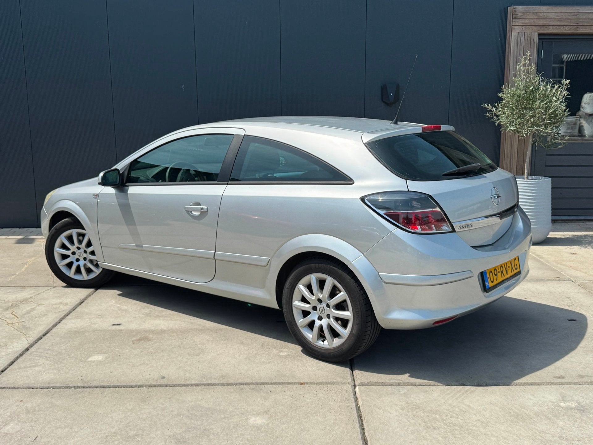 Opel Astra GTC 1.6 Edition 2005 Automaat Airco LEES TEKST, Auto's, Zwart, 4 cilinders, 620 kg, 49 €/maand