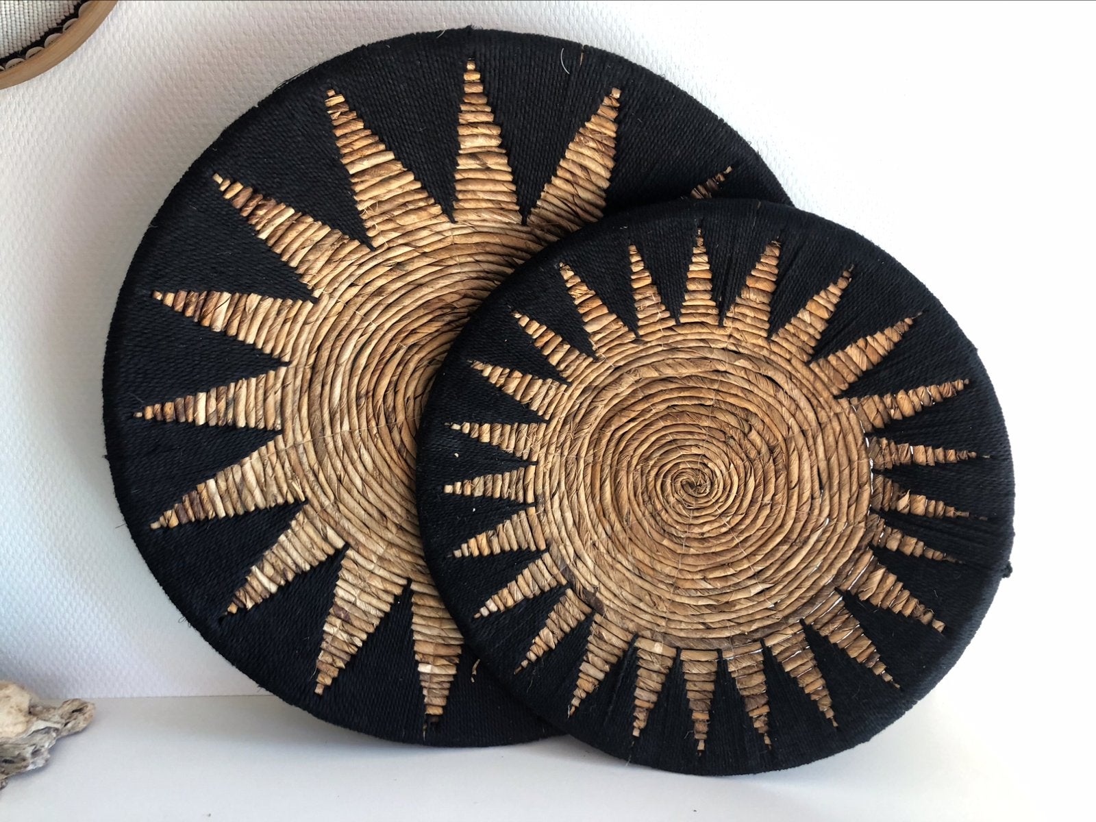Wanddecoratie Bali wandbord nieuw zwart 2x rond handgemaakt, Nieuw, Ophalen of Verzenden, Natuurlijk materiaal, Boho