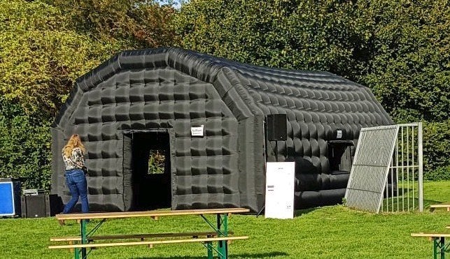 inflatble partytent 9x6x4 meter, Tuin en Terras, Opvouwbaar, Partytent, 6 meter of meer, Zo goed als nieuw