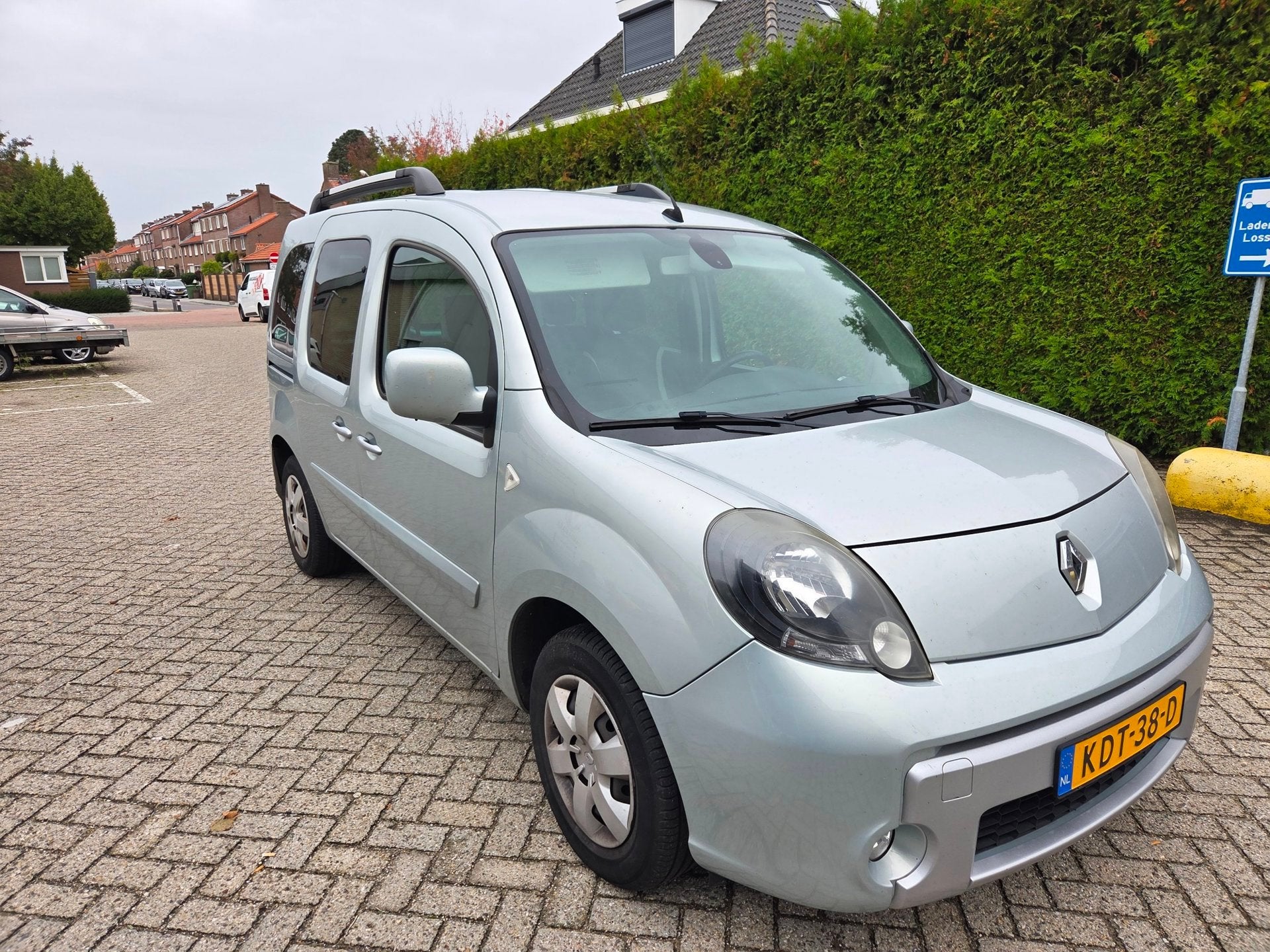 Renault Kangoo Family 1.6-16V 3+1 Rolstoelvervoer Invalide R, Auto's, Stof, Gebruikt, Zwart, 4 cilinders