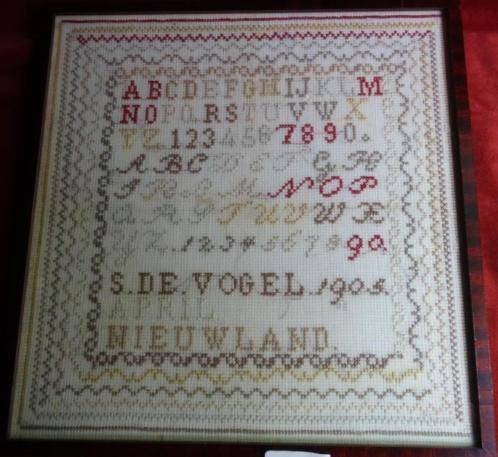 ANTIEKE MERKLAP * IN LIJST * Nieuwland 1905 Geborduurd *, Antiek en Kunst, Antiek | Kleden en Textiel, Ophalen of Verzenden