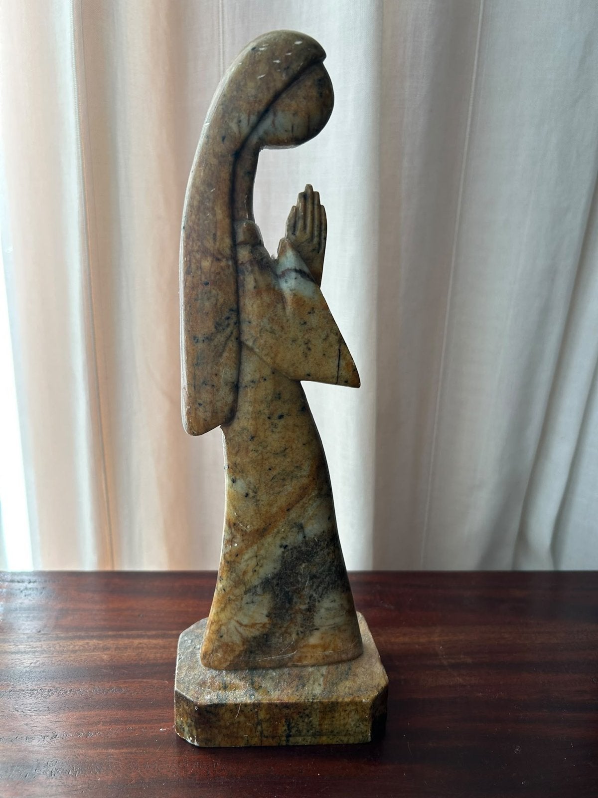 Biddende figuur - Steen of Keramiek - Religieus beeld, Antiek en Kunst, Ophalen of Verzenden, Handgemaakt, 20 - 50 cm, Steen of Keramiek
