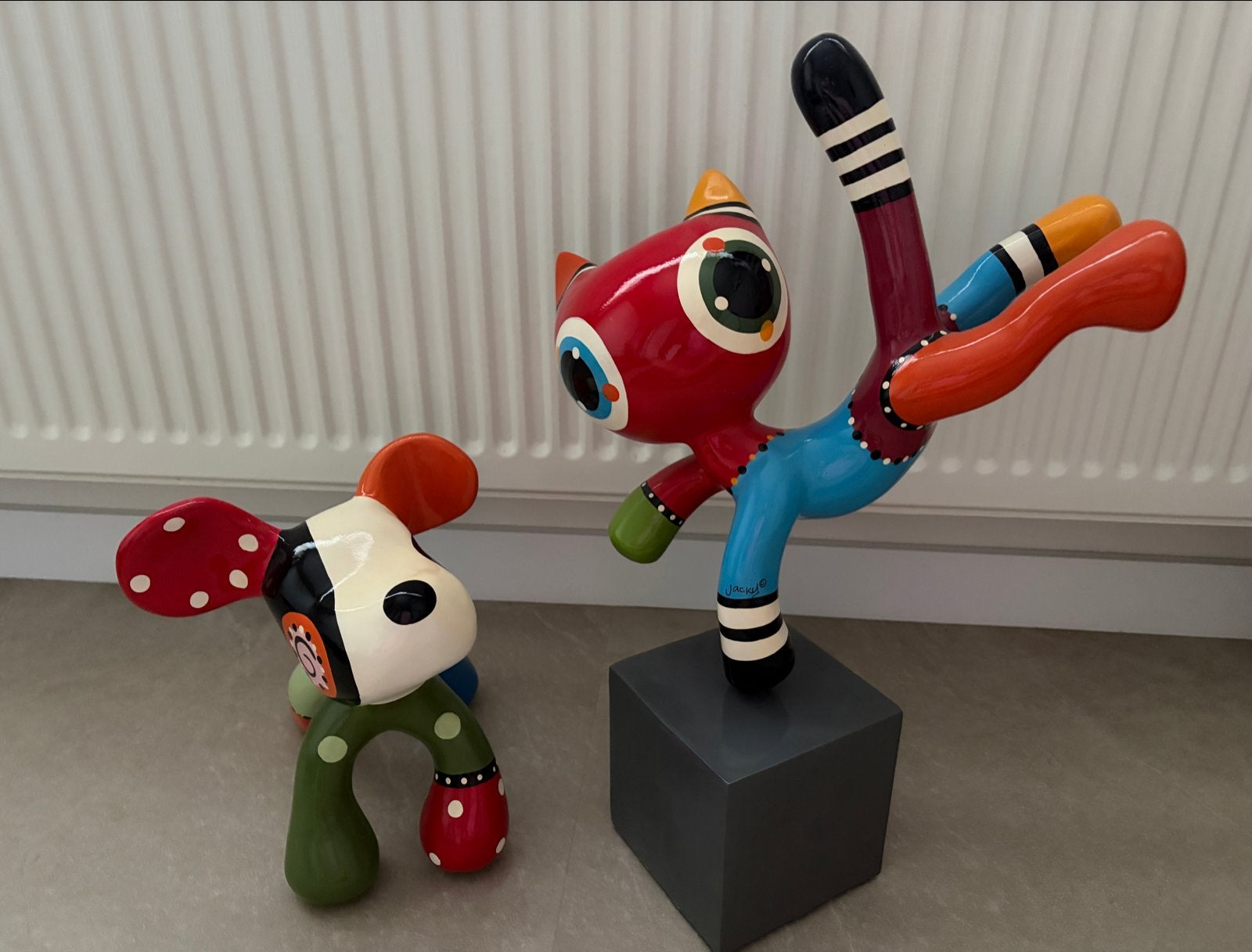Kleurrijke beelden van hond en kat - Modern design, Antiek en Kunst, Kunst | Beelden en Houtsnijwerken, Ophalen, Kunststof, Zoogdier