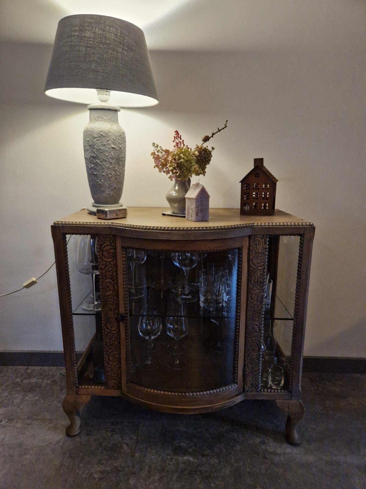 Antieke houten vitrinekast met glazen deuren, Ophalen