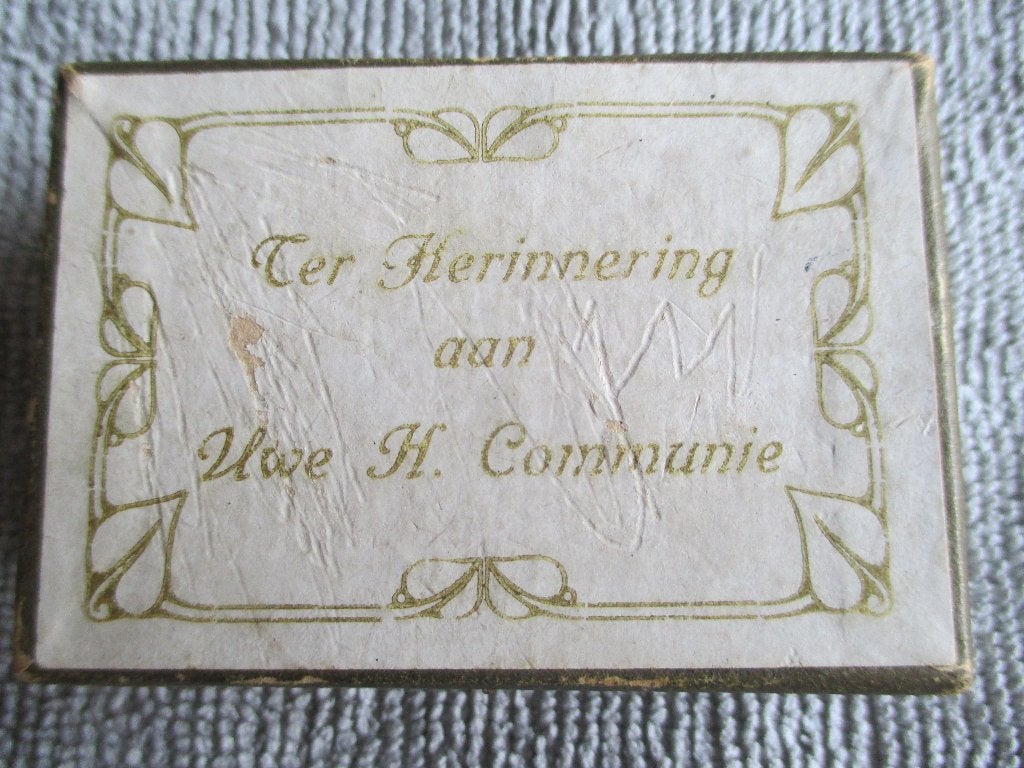 Doosje met opschrift: "Ter herinnering aan Uwe H.Communie, Ophalen of Verzenden