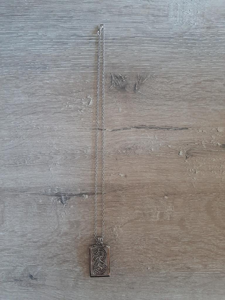 Mooie zilverkleurige ketting met een rechthoekige hanger., Nieuw, Ophalen of Verzenden, Zilver, Overige materialen