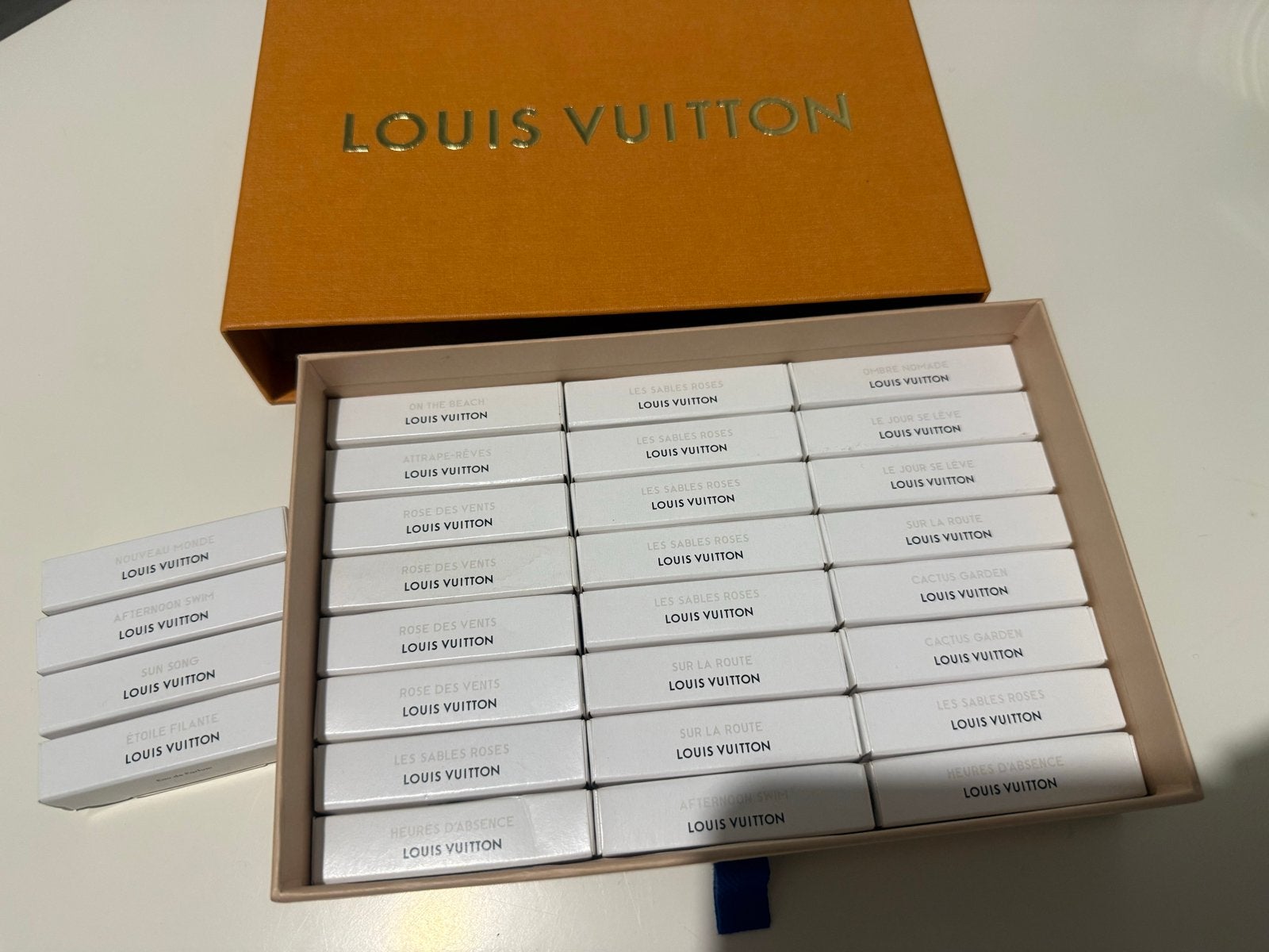 Louis Vuitton parfum sampleset - 28 stuks, Sieraden, Tassen en Uiterlijk, Ophalen of Verzenden, Nieuw