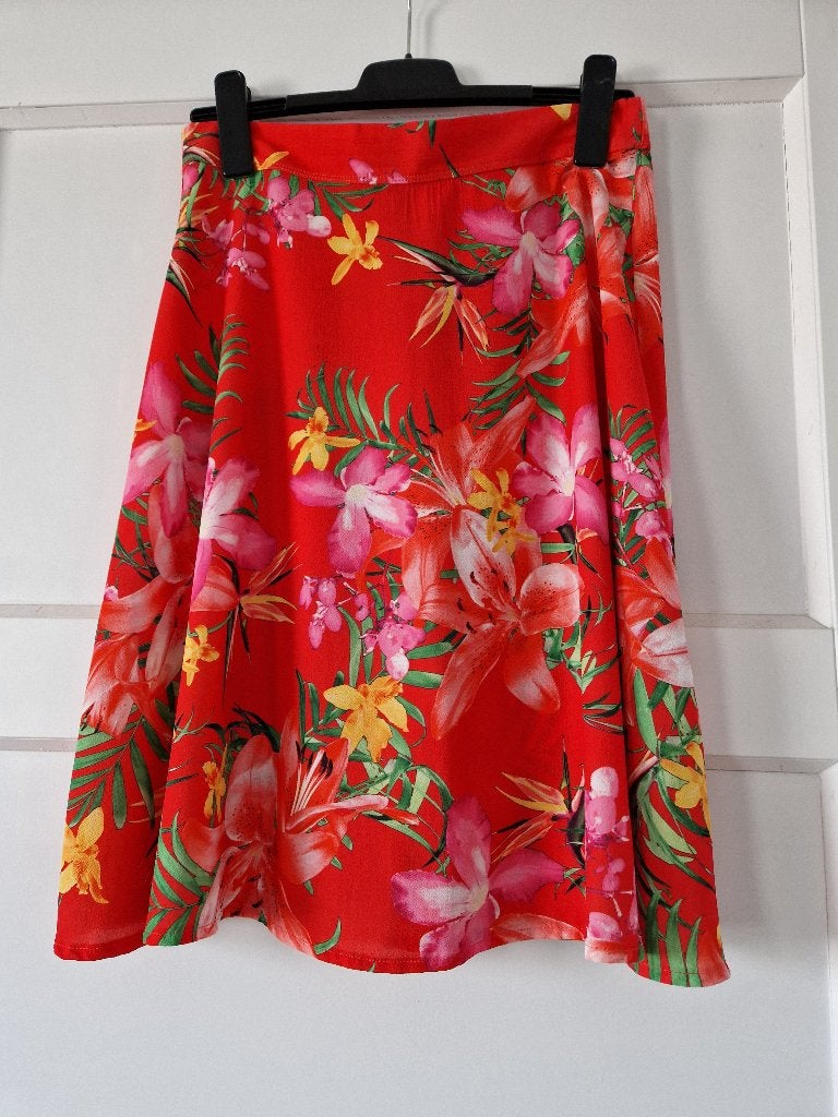 Rok over de knie, rood met bloemenprint, maat 38, Kleding | Dames, Rokken, Maat 38/40 (M), Ophalen of Verzenden, Zo goed als nieuw