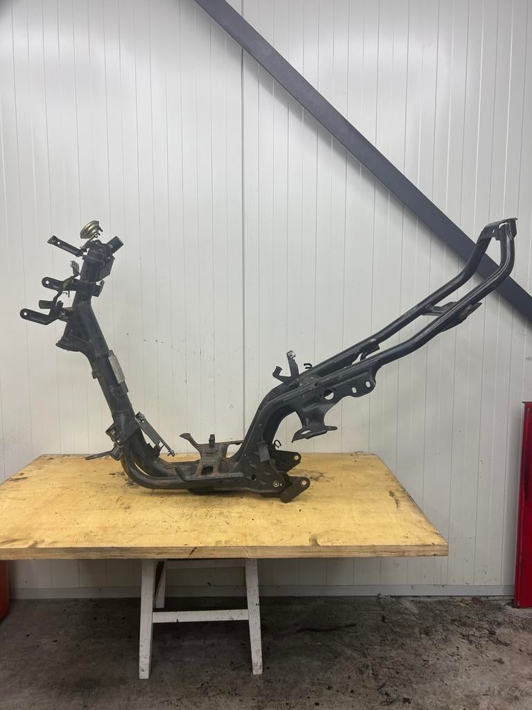 Aprilia sr frame - zonder 123 met subframe, Fietsen en Brommers, Brommeronderdelen | Scooters, Ophalen of Verzenden, Gebruikt