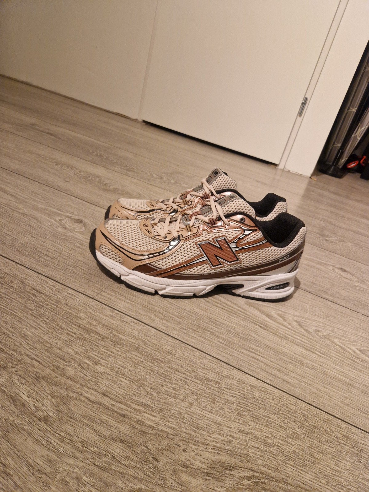New Balance 740 Rich Oak maat 44,5, Kleding | Heren, Schoenen, Ophalen of Verzenden, Zo goed als nieuw