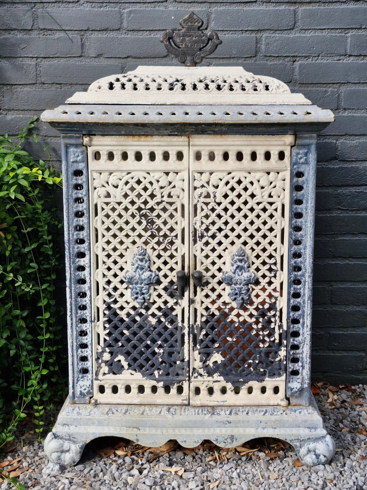 Antieke gietijzeren kachel/kast, Ophalen