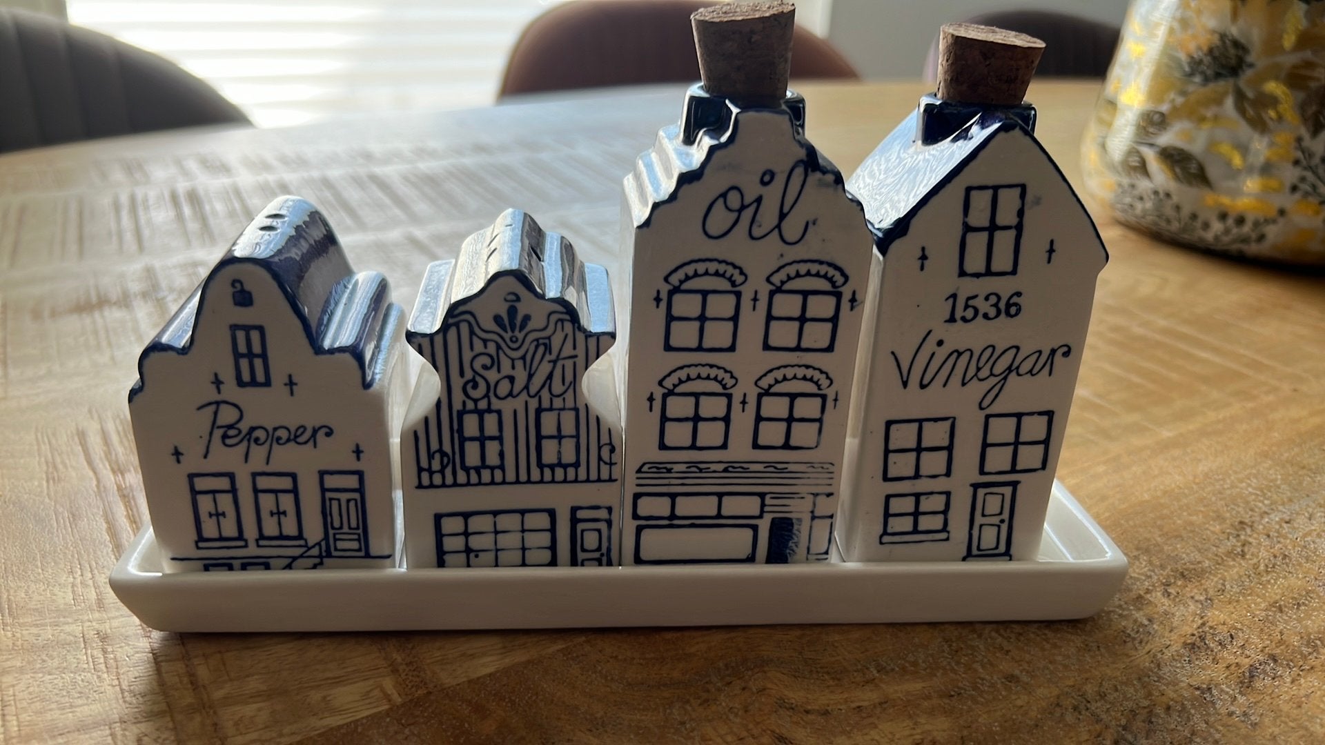 Peper, zout, olie en azijn set in grachtenpand design, Huis en Inrichting, Overige typen, Nieuw, Ophalen of Verzenden, Steen/keramiek