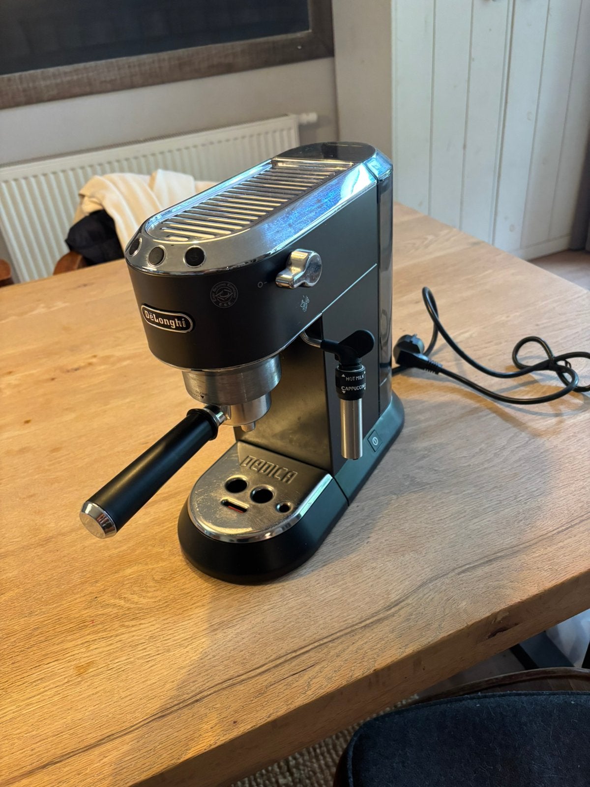 De’Longhi Dedica EC685.BK + Accessoires & WDT tool, Ophalen, Espresso apparaat, Gemalen koffie, Zo goed als nieuw