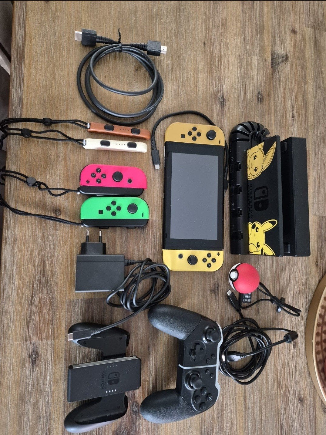 Nintendo Switch 1 (Pokemon) - Zo goed als nieuw, Spelcomputers en Games, Ophalen of Verzenden, Zo goed als nieuw, Met 3 controllers of meer