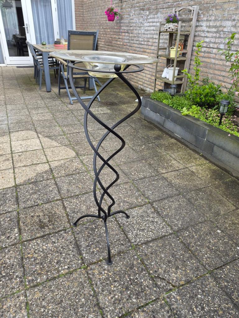 Gietijzeren staander met glazen schaal, Ophalen of Verzenden, Zo goed als nieuw