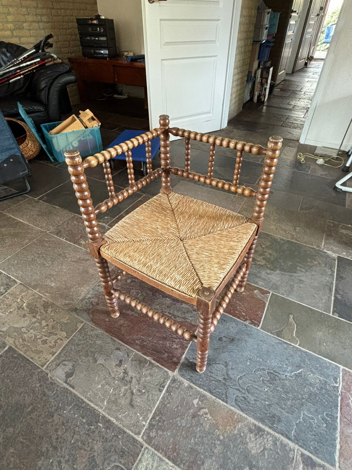 Antieke hoekstoel met biezen zitting, Antiek en Kunst, Antiek | Meubels | Stoelen en Banken, Ophalen