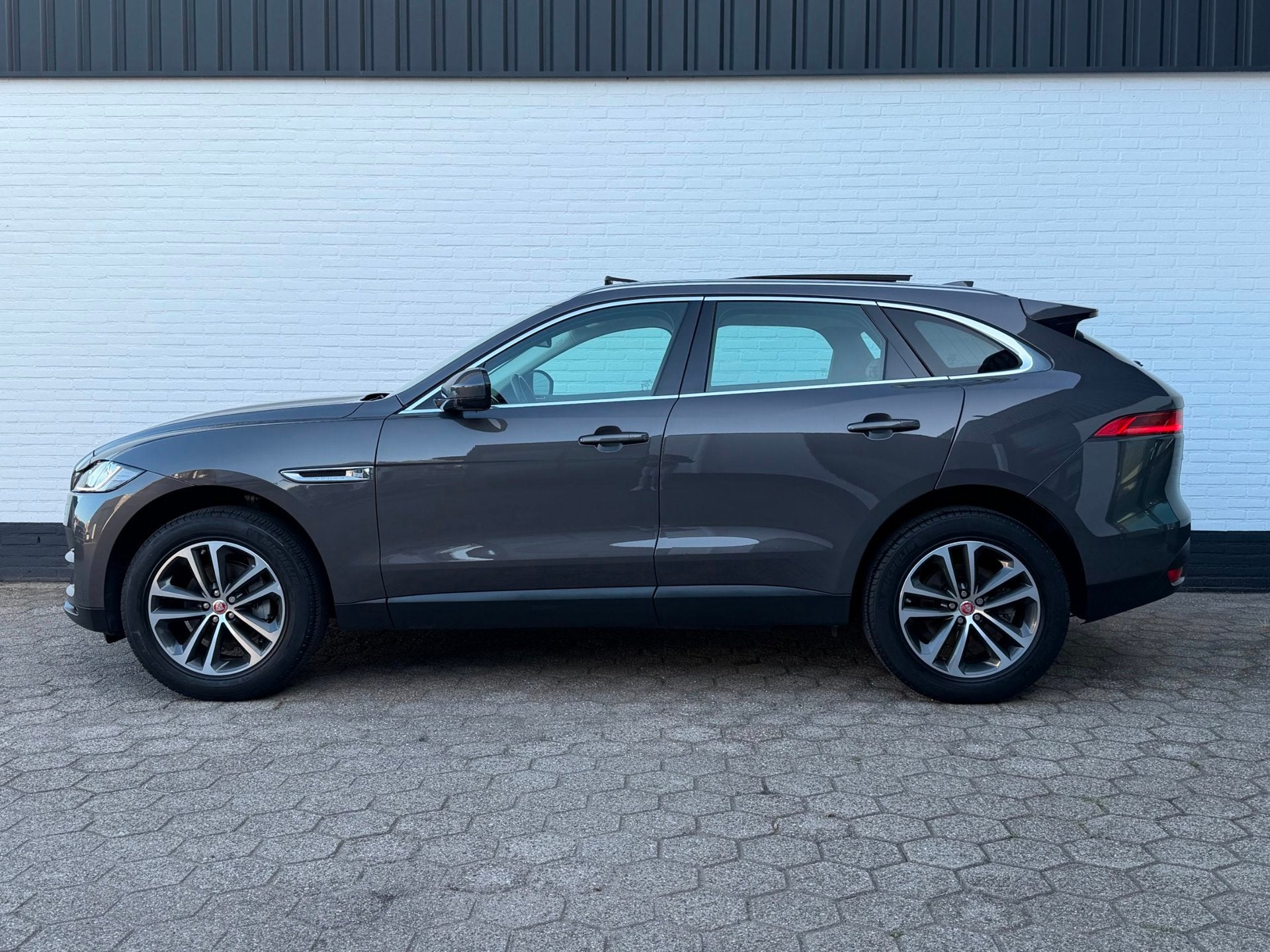 Jaguar F-PACE 2.0 Portfolio AWD 20d PANO l LEDER l TREKHAAK!, Auto's, Automaat, Gebruikt, 4 cilinders, Bedrijf