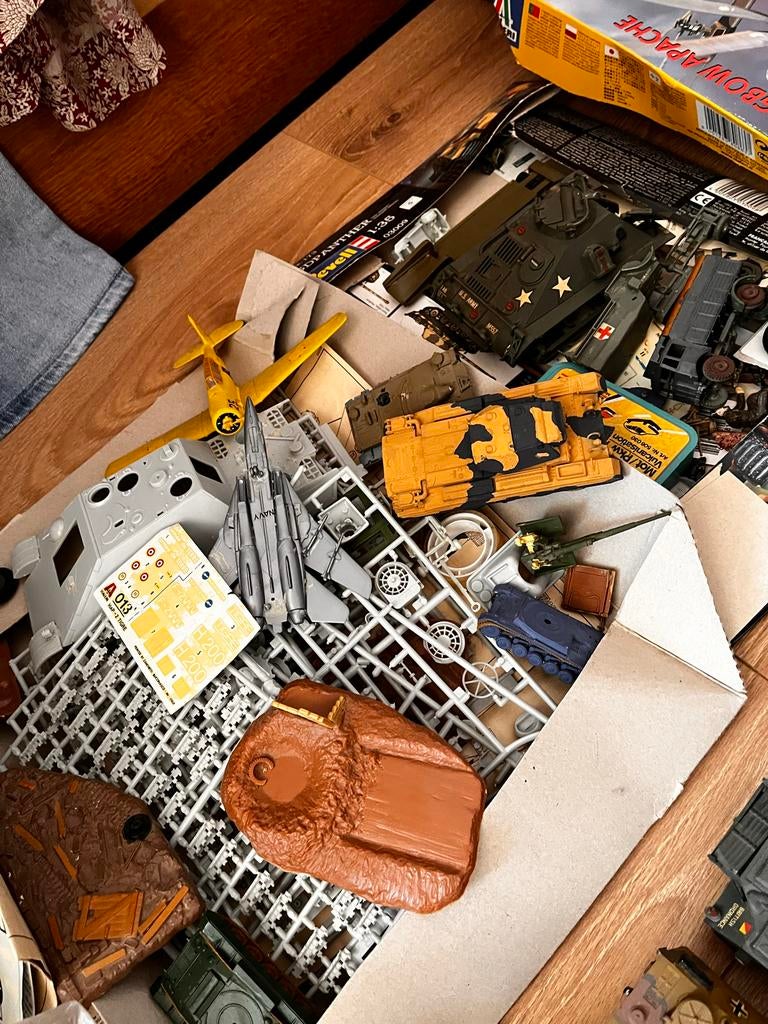 Diverse bouwmodellen: tanks, vliegtuigen, soldaten en meer, Hobby en Vrije tijd, Modelbouw | Auto's en Voertuigen, Gebruikt, 1:50 of kleiner