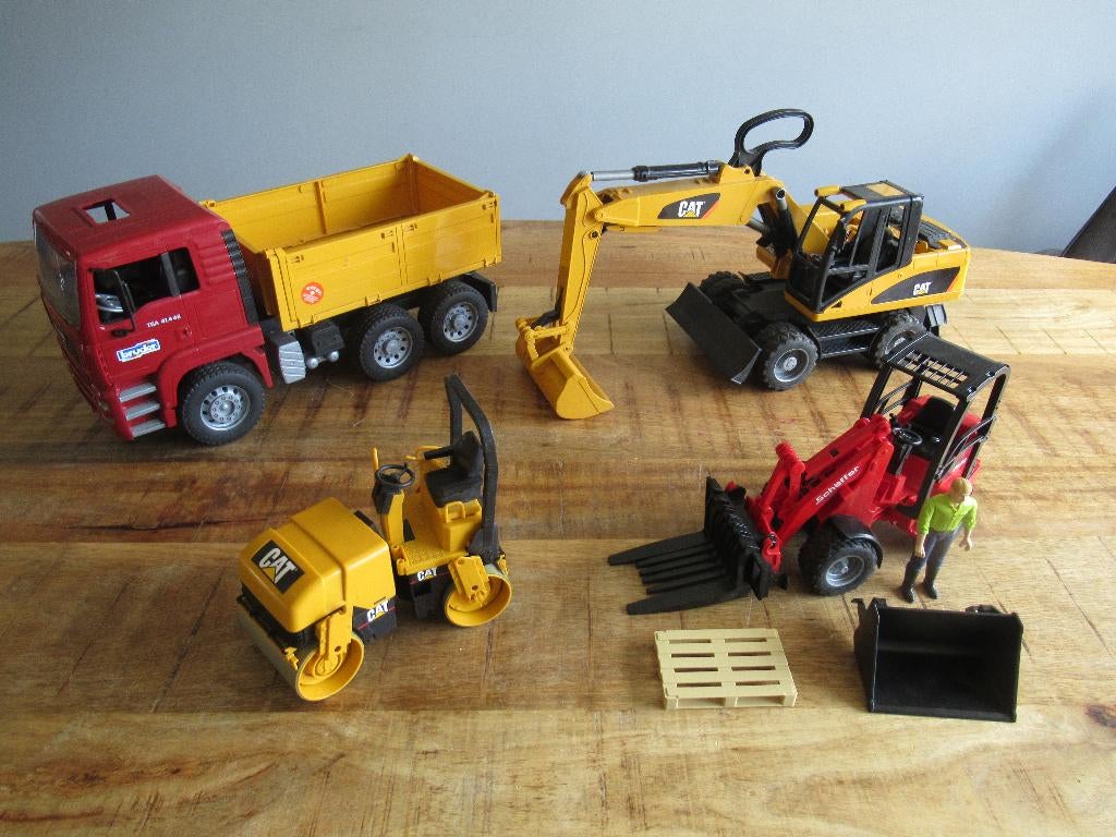 4 x Bruder graafmachine vrachtwagen shovel Wals poppetje, Ophalen of Verzenden, Zo goed als nieuw